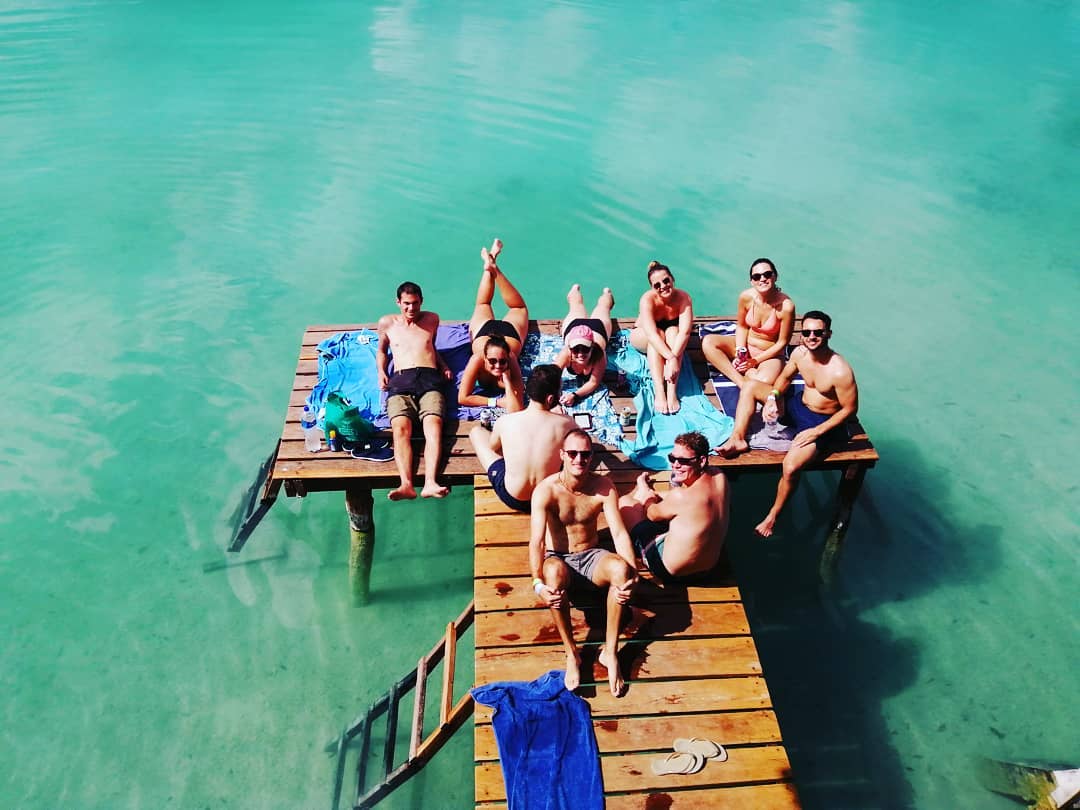 Muelle sobre la laguna turquesa de Bacalar