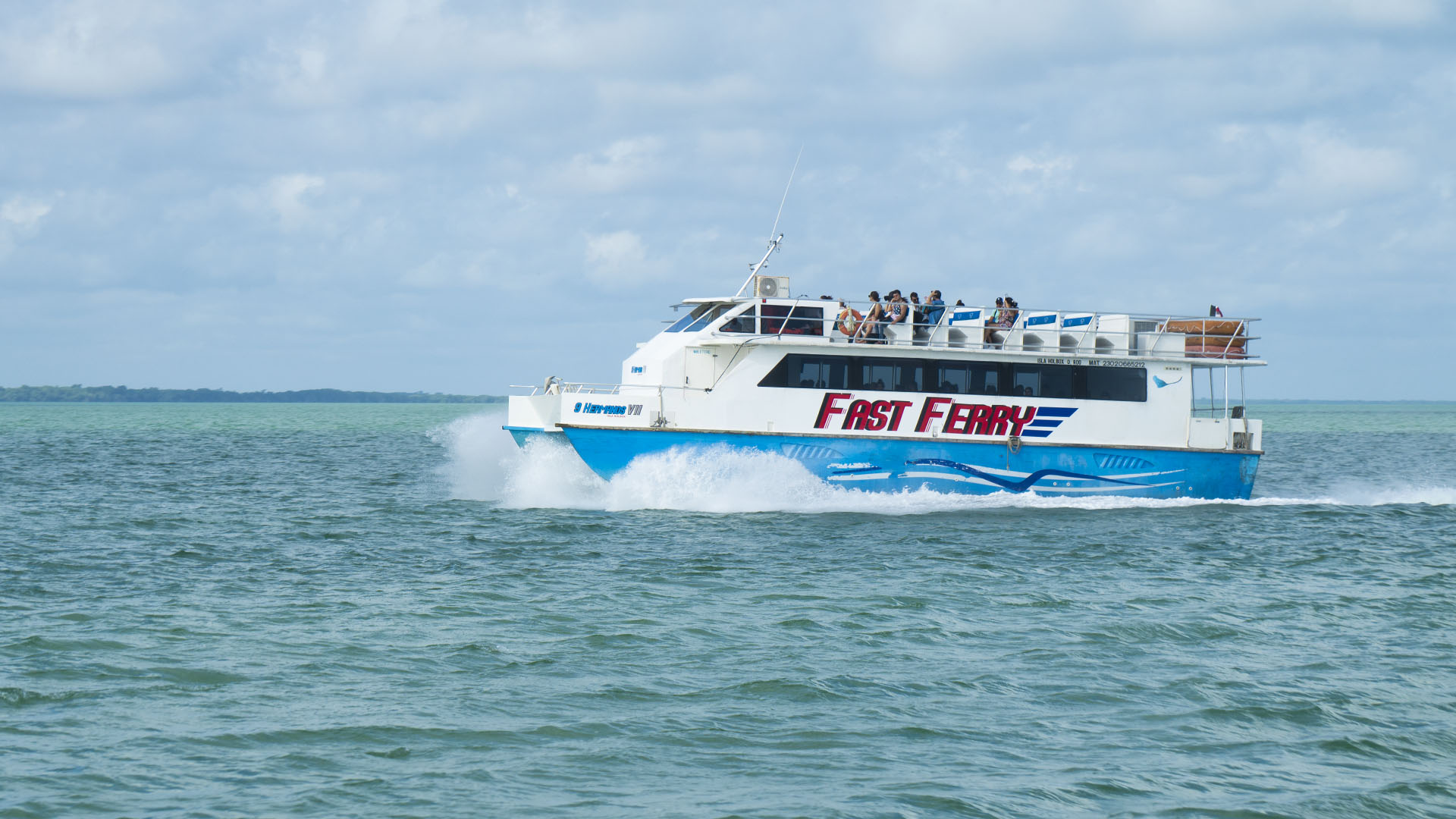 Ferry en el Caribe mexicano