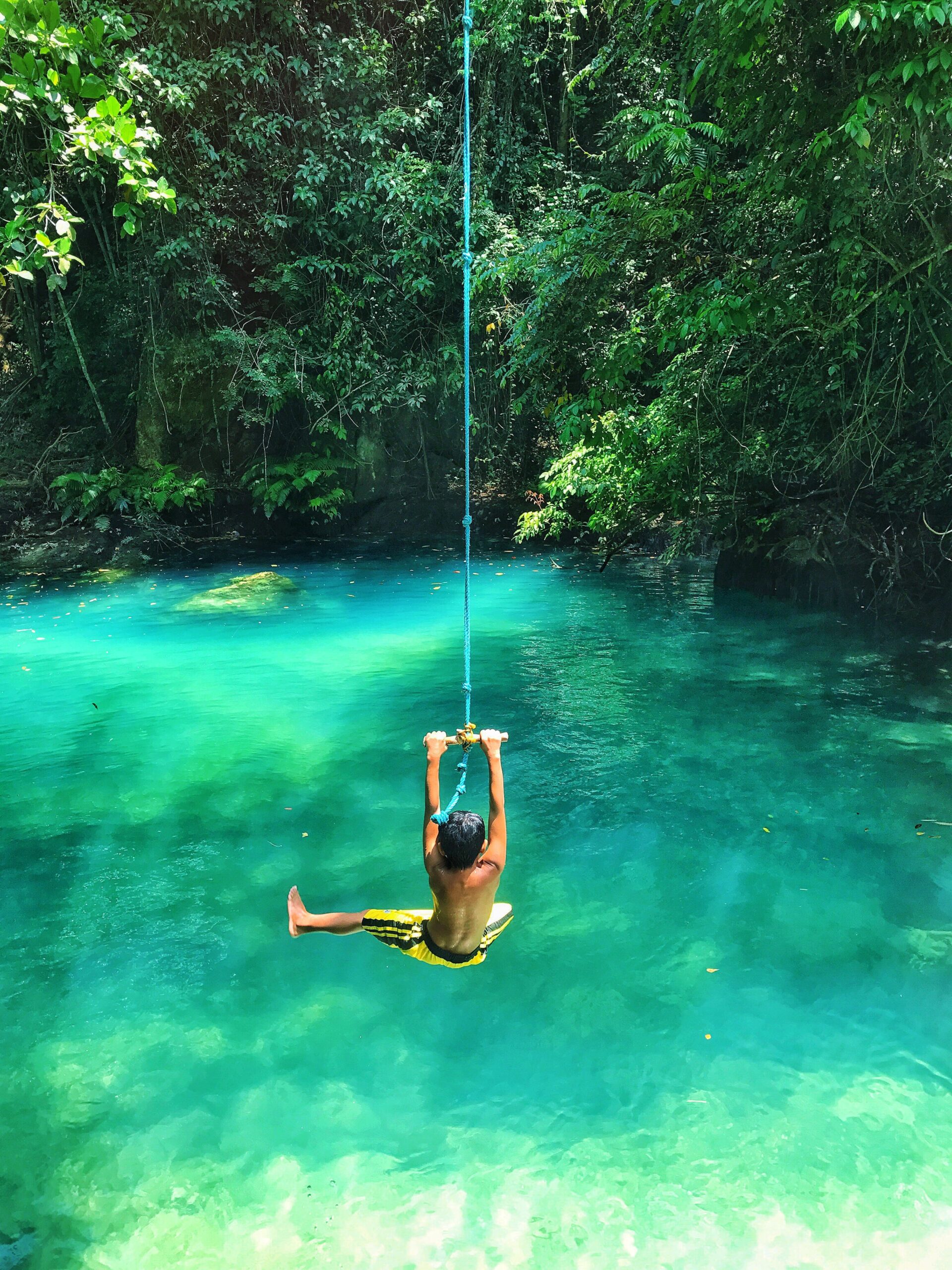 Cenote de aguas turquesas